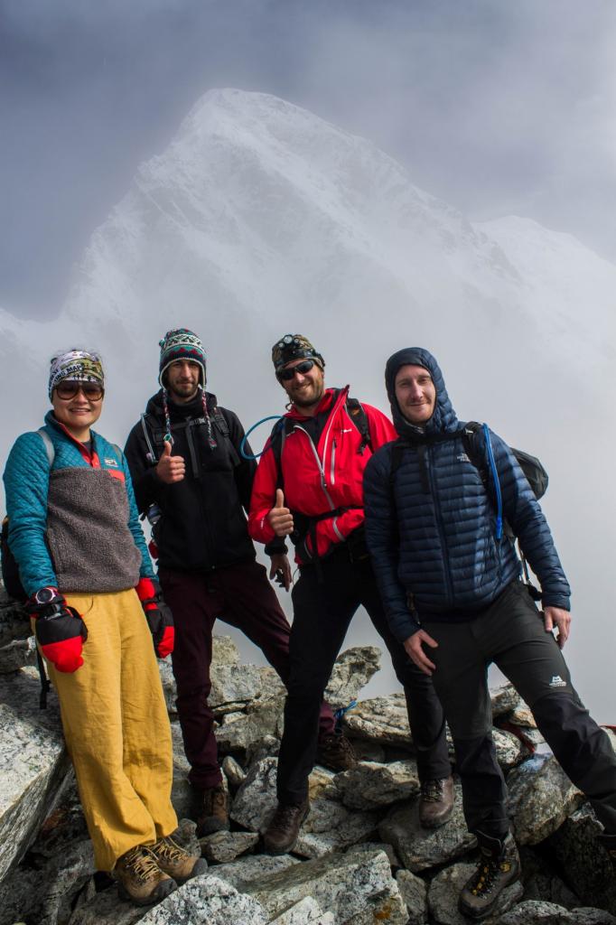 Day 9-1 the runners of Kala Pathar