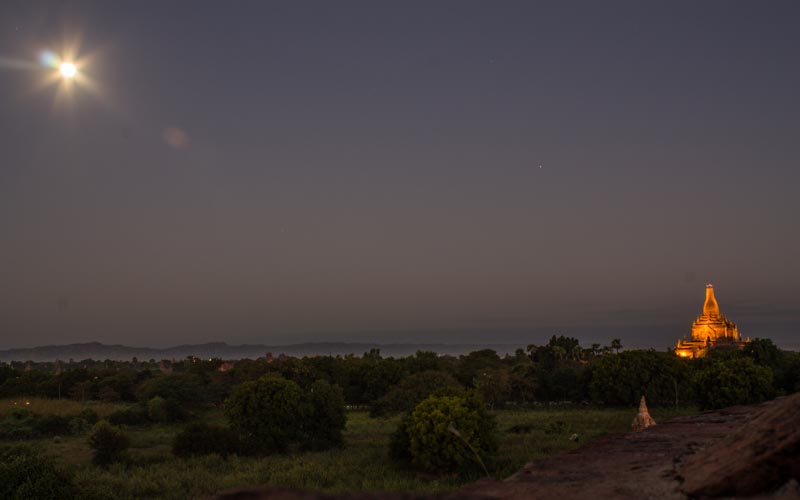 Htilominlo Temple by night